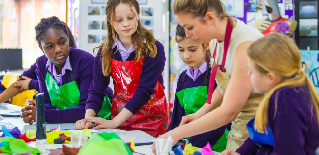 An art teacher at Queenswood teaching the pupils